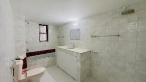 達卡的住宿－Hotel Blue Sky Inn Banani，白色的浴室设有卫生间和水槽。
