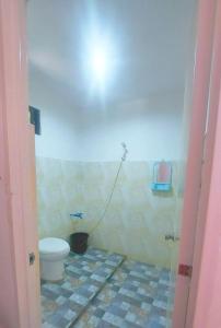 een badkamer met een toilet en een douche bij YZRAJ Homestay in El Nido
