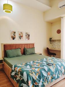 een slaapkamer met een groot bed en een kleurrijke deken bij Hey Studio's With Balcony in Ghaziabad