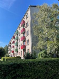 un edificio alto con balcones a un lado. en Park & Beach Area Apartment en Liepāja