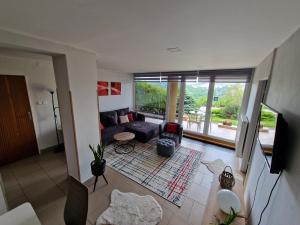 uma sala de estar com um sofá e uma televisão em Penzion ALICE em Zlín