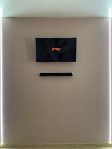 eine weiße Wand mit einem Fernseher darüber in der Unterkunft Квартира Тропики центр міста st Remisnycha 55a in Tschernihiw