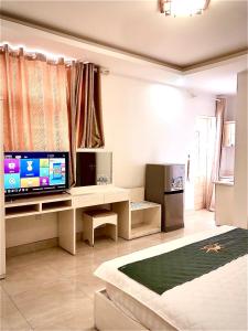 Телевизор и/или развлекательный центр в Hotel Nam Sơn