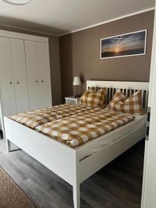 a bedroom with a large white bed in a room at Falkenhof Meisdorf in Meisdorf