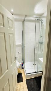 ein Bad mit einer Dusche und einem WC in der Unterkunft Enchantia Stayz: Central London's Exquisite Abodes in London