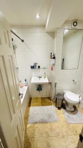 ein Bad mit einem WC und einem Waschbecken in der Unterkunft Enchantia Stayz: Central London's Exquisite Abodes in London