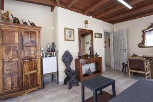 Habitación con un gran armario de madera y una mesa. en Villa Jany- Adults only, en Oria
