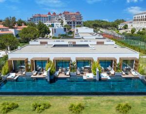 uma vista aérea de uma villa com piscina em Sirene Belek Hotel em Belek