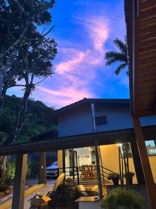 uma vista da varanda de uma casa em Casa térrea com acessibilidade em Juquehy com piscina aquecida e hidromassagem em Juquei