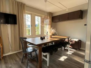 a dining room with a wooden table and chairs at Åre Travel - Mitt i Åre 2 in Åre