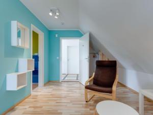 Habitación con paredes azules y silla en Pleasant Holiday Home in Zierow near Sea en Zierow
