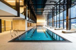 una gran piscina en un edificio con ventanas en Great location 2B1B free parking, en Melbourne