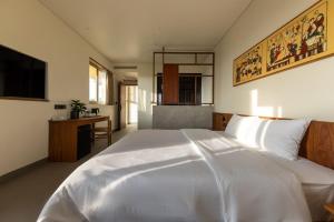 Postel nebo postele na pokoji v ubytování Cát Vàng Hotel & Apartment