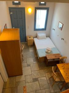 a small room with a bed and a table at Cavo Lacia in Gavrio
