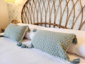 a bed with two pillows on top of it at NEWQUAY in Playa de las Americas