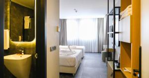 سرير أو أسرّة في غرفة في Iberis Hotel Lara