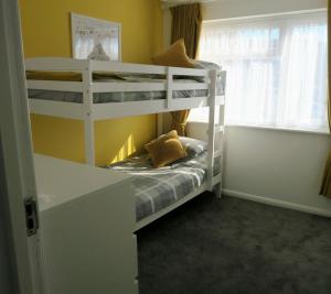 Llit o llits en una habitació de Seaside House Broadstairs by the Beach with Parking