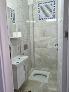 małą łazienkę z toaletą i umywalką w obiekcie Denize yakın kiralık daire 3+1 / 140m² w mieście Arsin