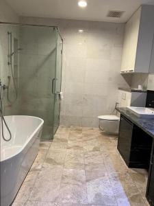 een badkamer met een douche, een bad en een toilet bij KLCC Sky Villa Suites Platinum in Kuala Lumpur