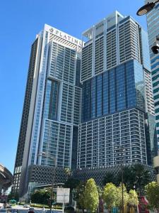 een groep hoge gebouwen in een stad bij KLCC Sky Villa Suites Platinum in Kuala Lumpur
