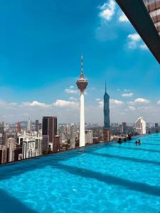 een zwembad op het dak van een gebouw met uitzicht op de stad bij KLCC Sky Villa Suites Platinum in Kuala Lumpur