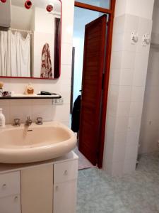 y baño con lavabo y espejo. en Pinna1 - Appartamento in villetta in pineta - IUN R4823, en S'Archittu