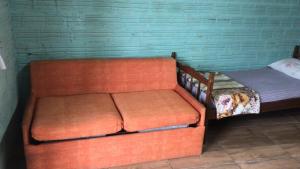 un divano e un letto in una camera di Pousada do Bololo a Cidreira