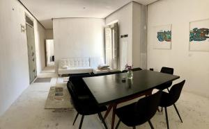 een woonkamer met een tafel en stoelen en een bank bij Captivating 2-Bed Apartment in Madrid in Madrid
