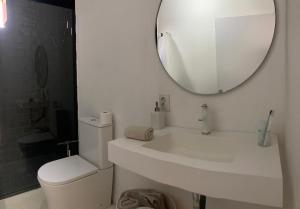 een witte badkamer met een wastafel en een spiegel bij Captivating 2-Bed Apartment in Madrid in Madrid