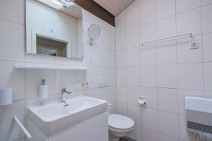 Un baño de Ferienwohnpark Immenstaad am Bodensee Satteldachhaus Typ 9 SD 73 25 fotos más