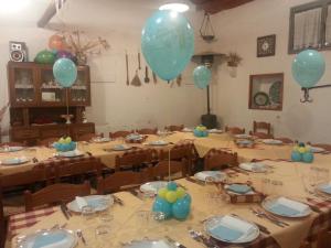 Pokój ze stołem z niebieskimi balonami w obiekcie Agriturismo Tenuta Carbonara w mieście Balata di Modica