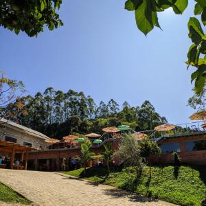 um resort com guarda-chuvas ao lado em Pousada e Cervejaria Stein Haus em Picada Café