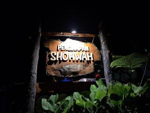 um sinal que diz Filadélfia showwalk no escuro em Shohwah Syariah em Berastagi