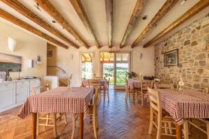 uma sala de jantar com mesas e cadeiras e uma parede de pedra em L'Oro Rosso em Marostica