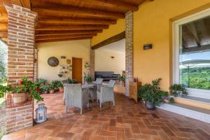 een patio met een tafel en stoelen op een huis bij L'Oro Rosso in Marostica