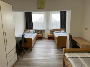 um quarto com duas camas e uma janela em Ferienwohnung Erna em Marktoberdorf
