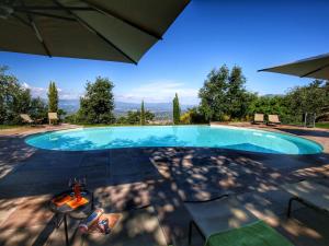 Bazén v ubytovaní Majestic Farmhouse in Loro Ciuffenna with Pool alebo v jeho blízkosti