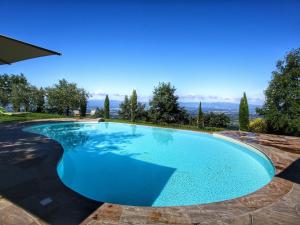 ローロ・チュッフェンナにあるMajestic Farmhouse in Loro Ciuffenna with Poolの- 景色を望む青い大型スイミングプール