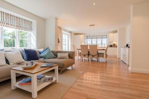 a living room with a couch and a table at Huus Leeftalich in Alkersum