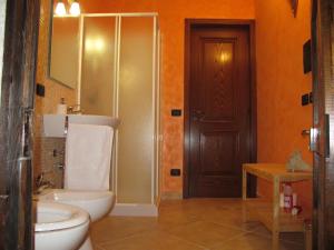 San Pietro in LamaにあるB&B Il Principeのバスルーム(白いトイレ、シンク付)