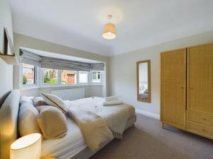 Un dormitorio con una cama grande y una ventana en Stones Throw - stunning house, mins from beach and dogs welcome, en Broadstairs