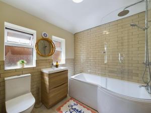 Ένα μπάνιο στο Stones Throw - stunning house, mins from beach and dogs welcome +24 φωτογραφίες