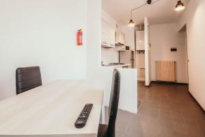 - une télécommande assise sur une table dans le salon dans l'établissement Appartamento Cairoli - Affitti Brevi Italia, à Varèse