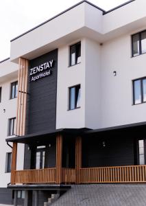 un edificio con la embajada de Kirguistán en él en Zenstay ApartHotel, en Topliţa