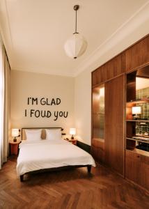 a bedroom with a bed and a wall that says im glad i found you at Boutique Hotel Château Royal in Berlin