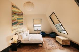 a bedroom with a bed and a large window at Boutique Hotel Château Royal in Berlin