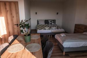 Pokój z 2 łóżkami, stołem i krzesłami w obiekcie Dusza Beskidów w Żywcu