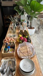 une table contenant des œufs et d'autres denrées alimentaires dans l'établissement The PARK Society, à Chiang Mai