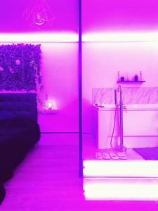 L'Atelier de rêves في ميتز: غرفة وردية مع حوض استحمام وحوض استحمام