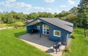 ホーフブルグにあるAmazing Home In Hovborg With Kitchenの太陽屋根の青い小屋